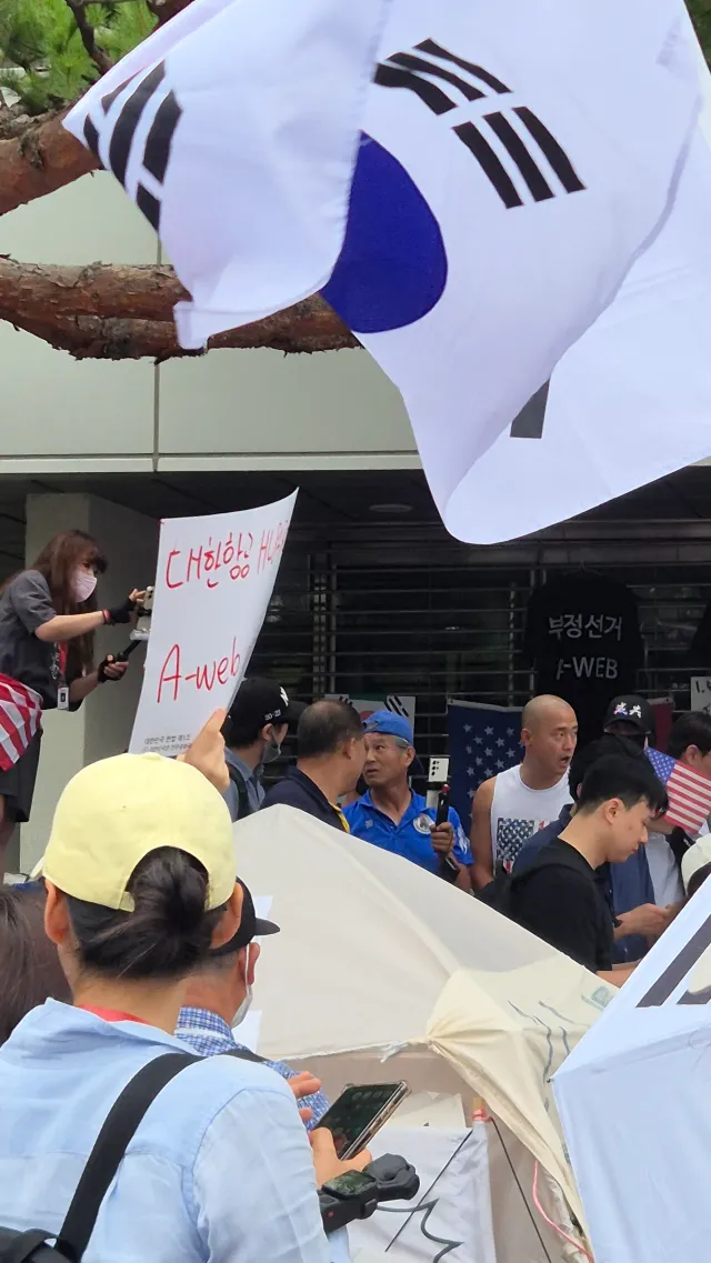 이분 파란모자에 파란 옷 입으신분이 부실선거라고 했어요 오늘 진짜 여러곳에서 온거같아요 조심!!! 몸 부터 챙기세요!!