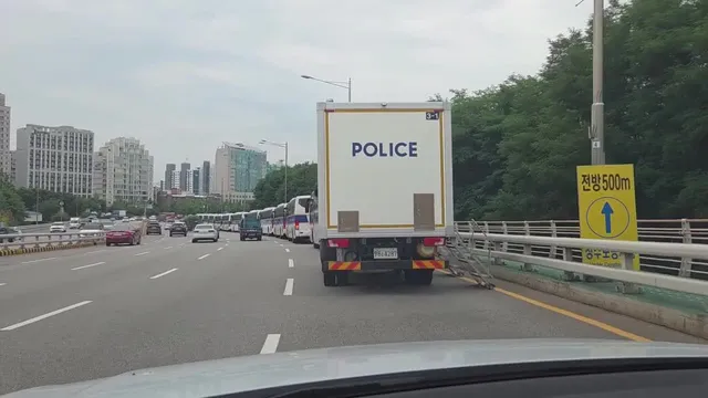 🔺️[실시간] 11:30am
올공 1km 전으로 북2문에 
기동대 버스 깔렸습니다!!!!!!!!!!!!
또 뭔 일을 꾸미는 거 같네요.