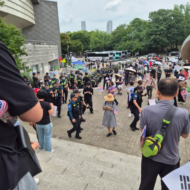 욕 안하는데.... 너무 무서워요.. 
왜이렇게 사람으로 띄를 만들죠...
리포많이해주세요