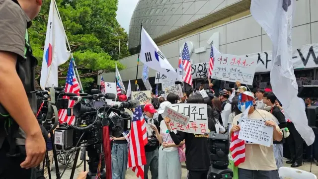 그 많은 시민들이 이번 지선파행 이후
'극우'라고 불리는걸 마다하지 않았다.
하지만 그런 분들도 '자혁'이라고 불리는건 
무척 참기 어려워 한다