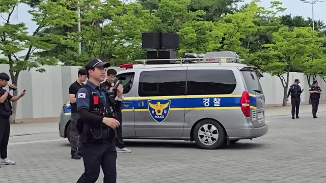요약
게이트 입구 앞에서 자발적으로 비키십시오
경찰 때리거나 방해하면 공무집행방해로 처벌됩니다
경찰들이 증거확보중입니다 

경찰에 손 대지마시고