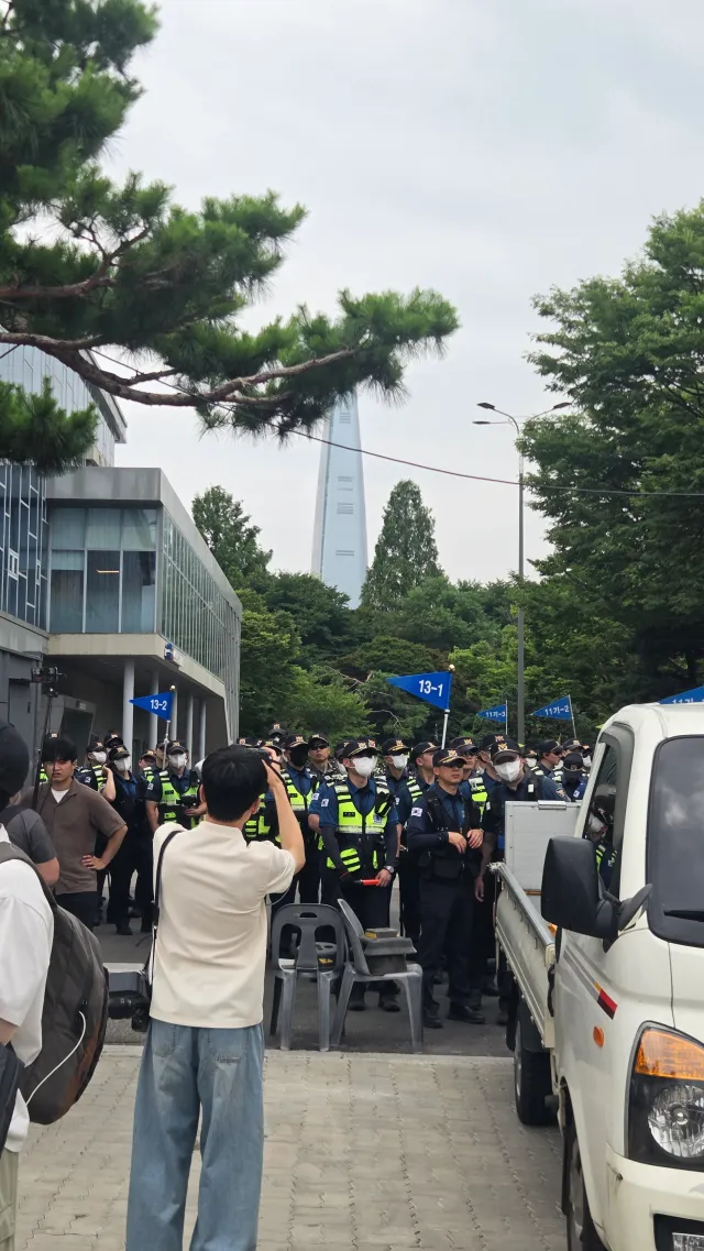 실시간 대기하던 기동대 투입 중입니다