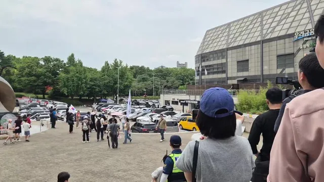 12시에 등장? 지금 카메라 몰림
