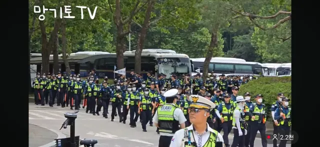 조심하셔야합니다 진짜 많아요...확성기도 있고 사복경찰도 엄청많아요...