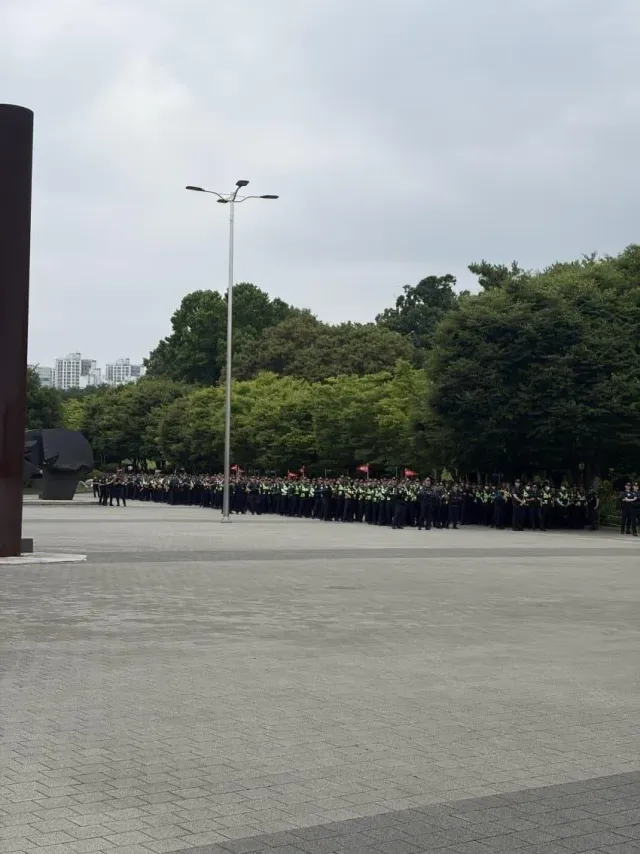 그렇게 발작하던 계엄때도 이정도 인력배치 숫자는 안됐다.
도대체 뭐가 그렇게 급해서 이러는거냐?
부정선거 털리고 AWEB 털리고 선관위까지 털리
