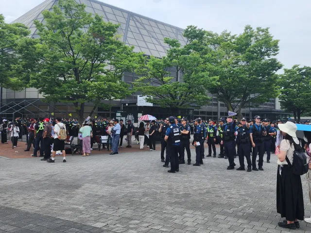경찰의 수에 비해 이다시일 사람들이 너무 적음
망할 대한민국 오늘 바뀌는 날이냐? 함 해 보자
