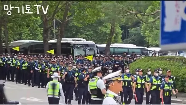 여러분 잠실 투표소랑은 비교가 안되게
어마어마한 기동대 투입입니다 ....
1천명은 가볍게 넘어요 퍼트려주세요!