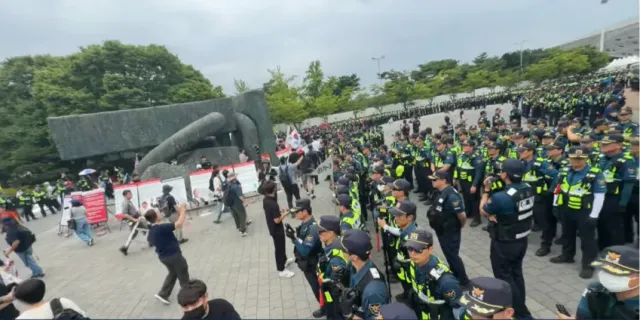 천안문이라도 하는건가요?

2-1, 2-3에 어그로 끌어놓고 경찰로 길막후
🚨 2-2에 진입시도중

다시 당부드립니다.
혹시나 뚫렸을때 우르르