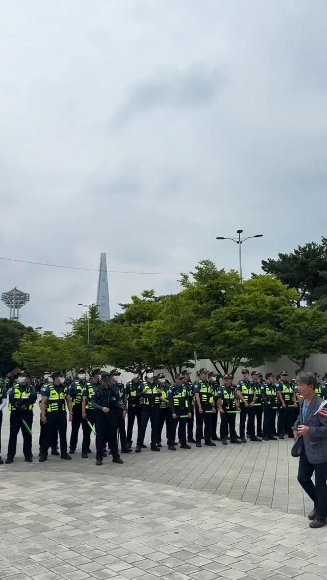 7/2 12:43 올공

들어가지 못하게 막아놓은 경찰들….