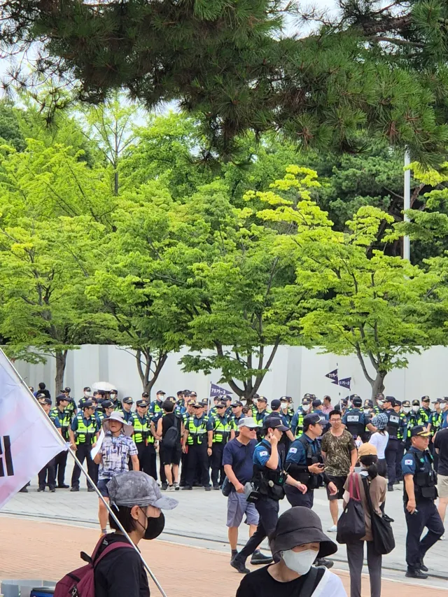국조특위가 경찰기동대 데리고 올공에 왔다네요.
지금 송파경찰서 누군가가 시민더러 게이트에서 자진해서 나오라고 방송했습니다.
일단 아무도 게이트에