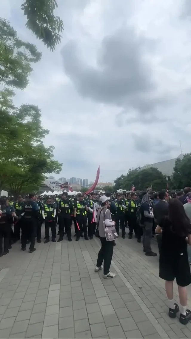 기동대 바리게이트 해놓고 2-2 들어갑니다
이딴 식으로 들어간다고?