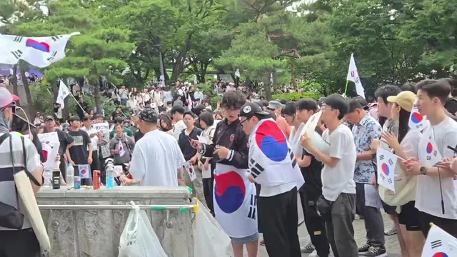 방금 방송으로 미아 안내 방송 나왔습니다. 흰색티에 청색 반바지 착용한 6세 아이 발견할 경우 여자아이 목걸이에 부모님 번호가 적혀있다고 합니다