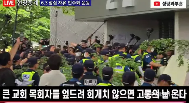 사람들 끌어내는 중
개인 짐 나오는 중