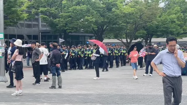 경찰들 이렇게까지 많이 올 일이야?
이건 극히 일부…
모든 게이트 지키고 계신 애국 시민들 감사합니다 ㅠ
12시반쯤 현상황 ㅠㅠ