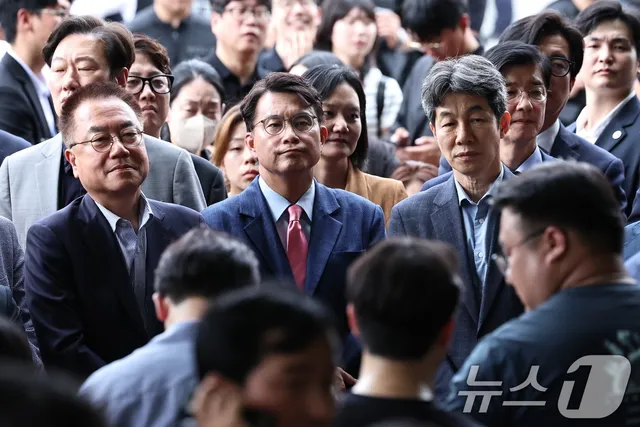 국조특위, 경찰 등과 올림픽공원 '잠실개표소' 진입…봉쇄 27일 만

경찰, 격리조치 후 진입로 확보…첫 현장조사 윤상현 위원장 선두로 여야 의