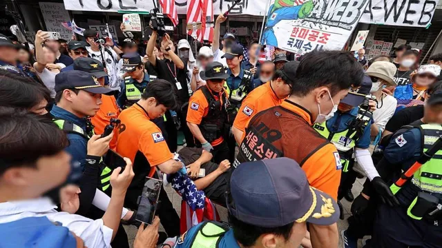 [속보] 경찰, 잠실개표소 입구 막은 시위참가자 차례로 강제 해산 중

투표용지 부족 사태, 경찰 2000명 강제 해산 돌입