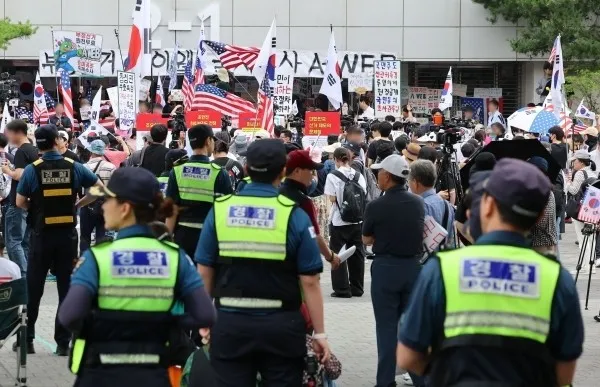 [속보] 국조특위·경찰, 잠실개표소 진입…봉쇄 시위 27일만

[신아일보] 장덕진 기자