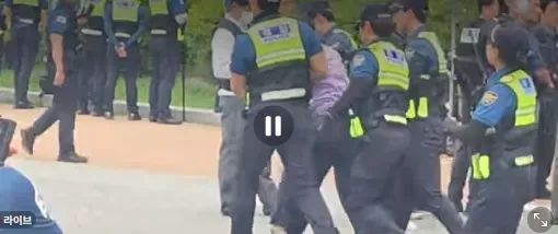또 끌고가네 미친 이게 나라냐