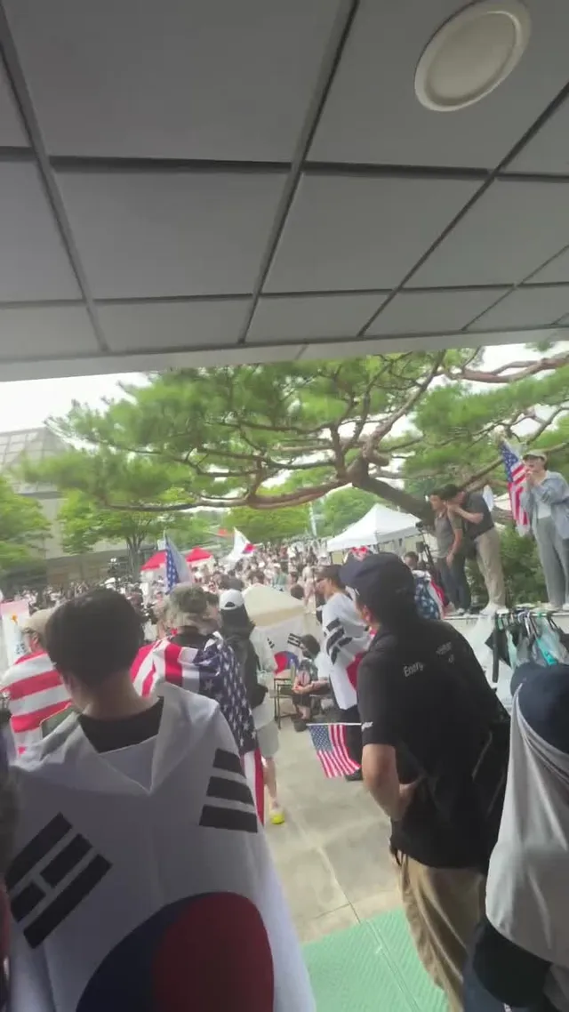 2-1입니다 이제 경찰들이 무력으로 열려고 준비 하고있습니다. 목숨을 바쳐서 막겠습니다 멸공 🇰🇷🫡