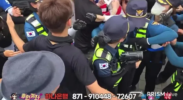 올공 둘러 쌓아버려서 들어갈 수가 없노!

입구 차단은 한국경찰 같고 
체육관 입구 근처는 용역, 공안 같노

어르신들 이러다  사고 나것는데