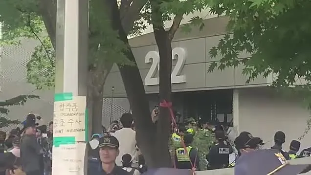 올공 실시간 견찰들이 끌어낸다