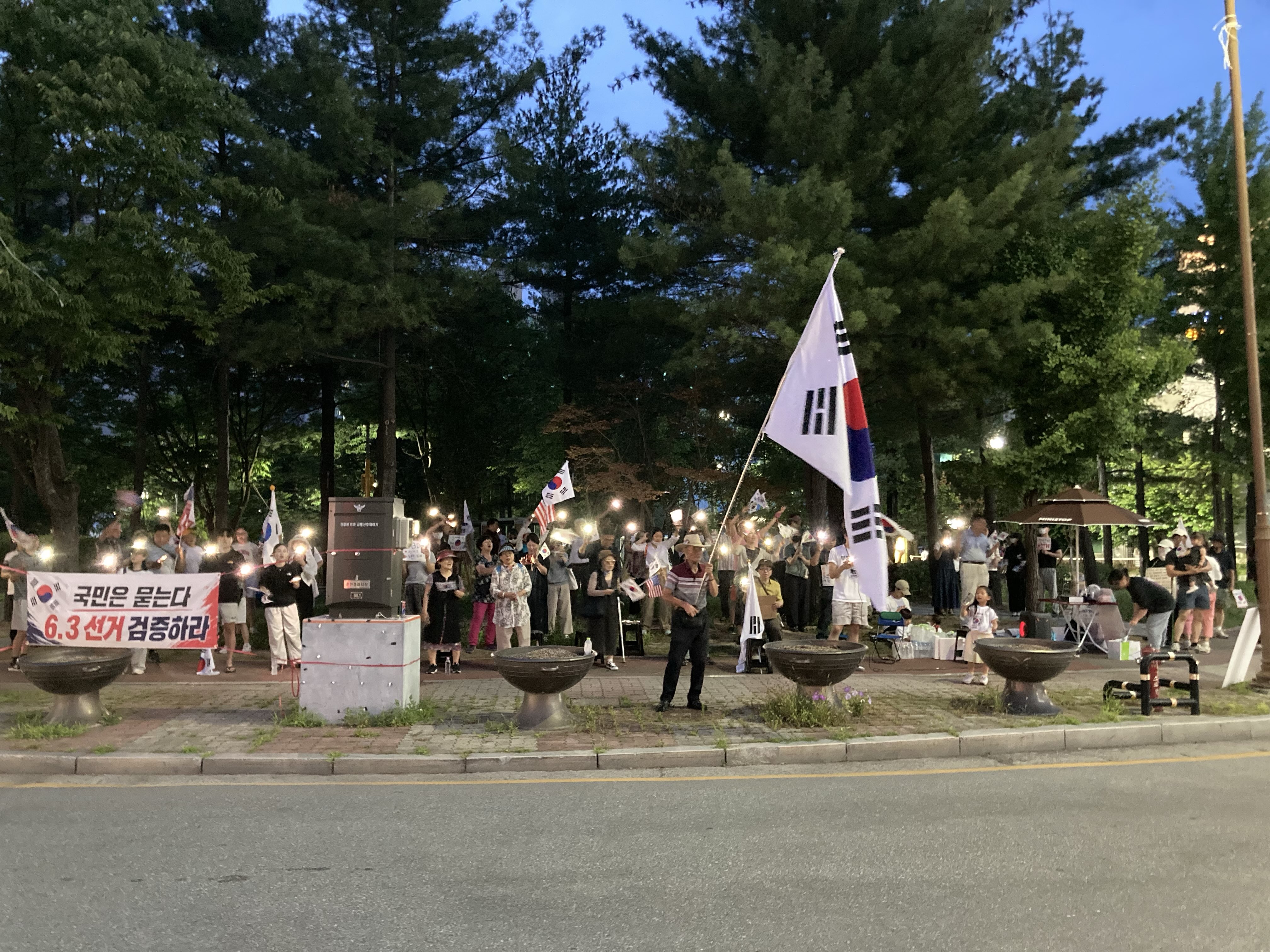 시민집회 4회를 무사히 마쳤습니다.
다음 집회는 7월 4일(토) 18:00~20:00 강대 후문에서 진행됩니다.
현재 올림픽공원 상황도 심상치 