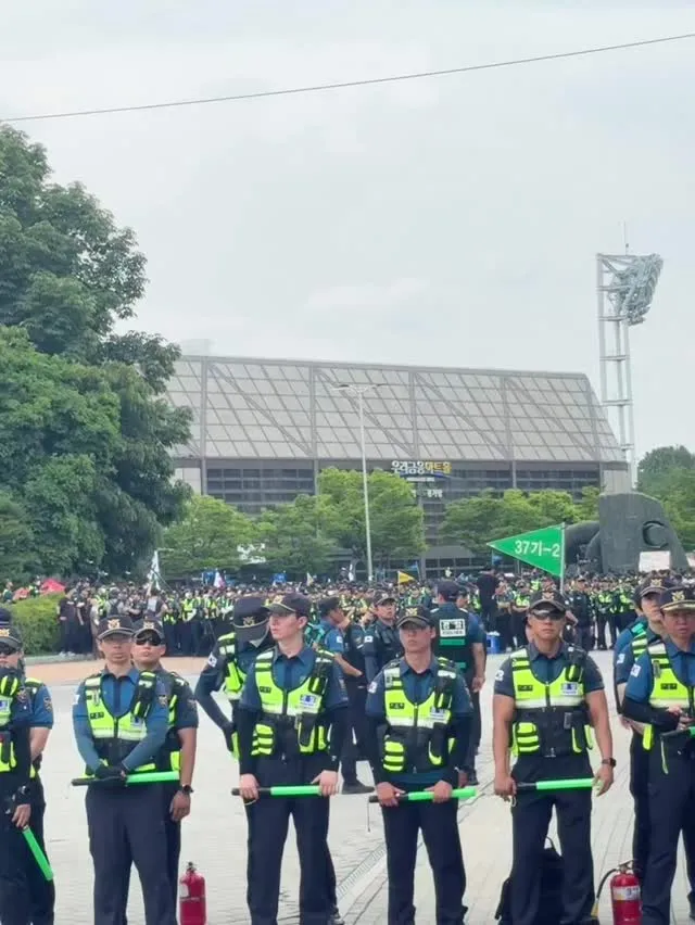 경찰들의 통제에 지나가는 어린 여자분이

이게 나라냐며 울면서 지나갑니다.

가슴이 찢어집니다