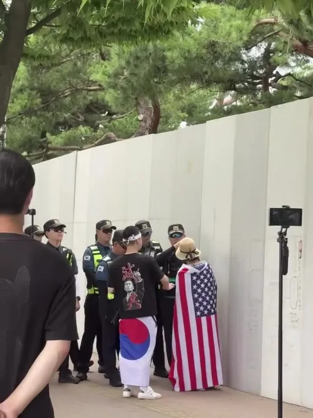 막는 과정에서 경찰의 터치가 있어서 언쟁 중입니다.

남자는 유투버라며 잡혀간다고 말리고 있습니다.