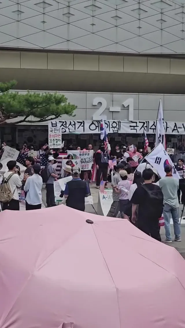 나한테 감옥갈 각오가 되어있다고
목숨걸고 지킨다고 하던넘들은 2-1에서 쉬고있고 선동당한 사람들과 아무것도 모르는 사람들만 2-2에서 난리나는중