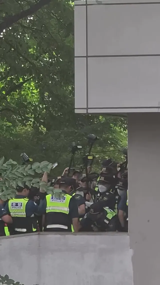 미친나라야
울고있는 국민들 안보이냐
끝까지 목소리 내는 국민들 안들리냐