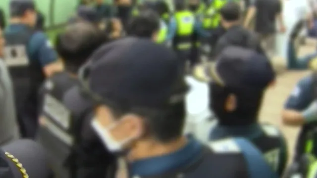 '개표소 경찰 폭행' 20대 남성들 곧 구속 심사

잠실 개표소 봉쇄 시위 첫날 경찰관을 폭행한 혐의를 받는 20대 남성들이 곧 구속 전 피의자