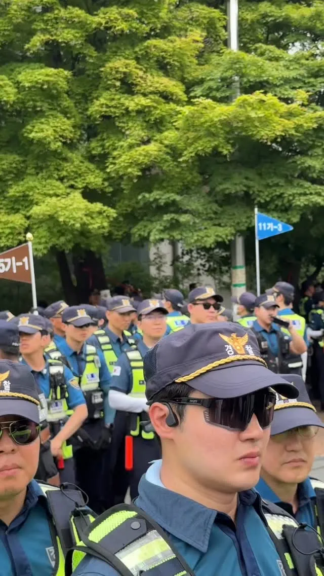 •실시간
기동대 더 투입되고 결국 들어갔습니다..
