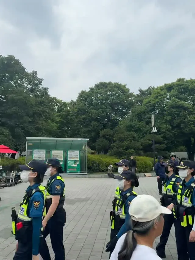 경찰들이 전부 해산하고 있습니다.