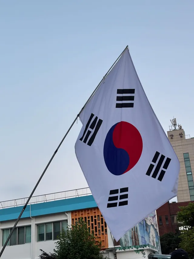 대한민국 민주주의의 사망. 그러나 아직 끝난게 아니다. 저들도 그랬다. 와해되면 다시 모이고, 해체 당하면 새로 만들고, 그렇게 수 십 년의 세