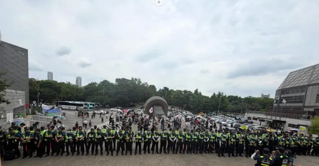 지금 잠실 올림픽공원 심상치 않습니다.

사람없는 시간대에 경찰 특공대 집결...