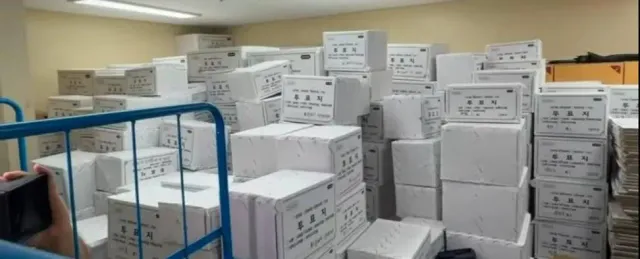 이건 일반 택배회사도 이렇게 물품 보관하지는 않겠다!! 부정선거!! 재선거!!당일투표!!!수개표!!!
AWEB 아웃!!! 한미공조 국제수사!!!