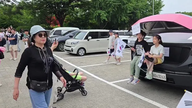 잠실 올공에 등장한 재선거 사이버트럭 포토존 ㅋ