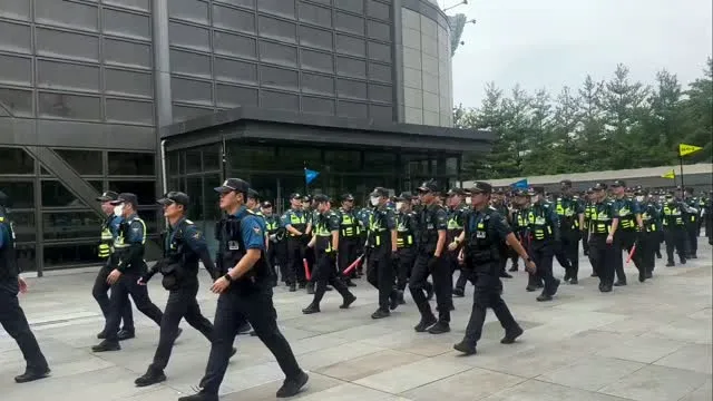 우성때 1000명 가까이오더니
이번 잠실에 훨씬 더 많은 경찰이
오늘 왔다함...