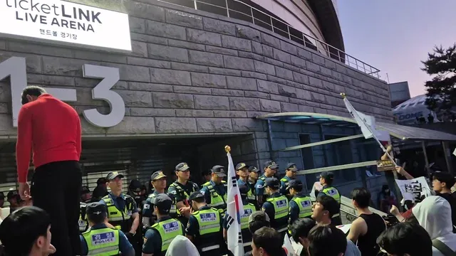 4:57 잠실 올림픽공원 핸드볼경기장 1-3출구
복면 벗는 조건으로 현장 집회 참가자와 협의하에 병력 교대를 한 경찰이지만 실제로는 은근슬쩍 훨
