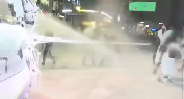 <올공 경찰 진입에 호들갑 떠는 극우들을 보며>

불과 10년 전인 박근혜 시절에는 경찰이 시위대를 향해 물대포 쐈다. 이 고압의 직사 물대포에
