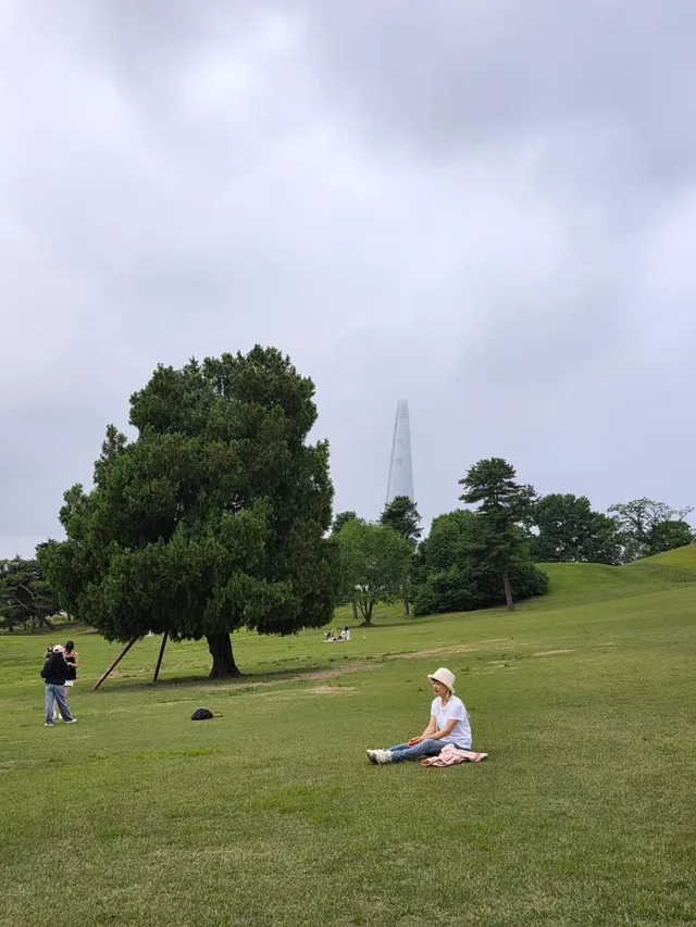 🌳🌳🌳

26년5월27일

#올림픽공원 
#나홀로나무
 

울적하고 
답답할땐

산 ⛰️ 대신
올림픽공원이 있어 
다행이다♡

막  걸어도