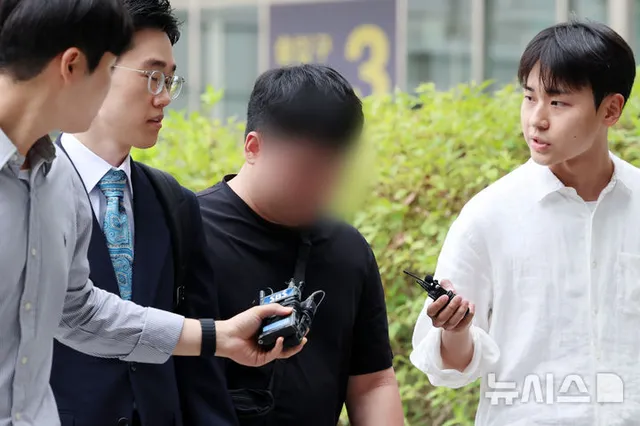 '잠실 개표소 시위' 경찰 폭행 혐의 20대 남성 구속심사

[서울=뉴시스] 조성우 기자 = 잠실 개표소 봉쇄 시위 초반 현장에서 근무 중이던 