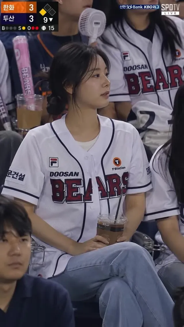 ⚾ 경기 중 포착된 두산 팬 📸 잠실야구장에서 생중계 카메라에 담긴 자연스러운 순간. #KBO #두산베어스 #야구 #직관 #관중포착 #잠실야구