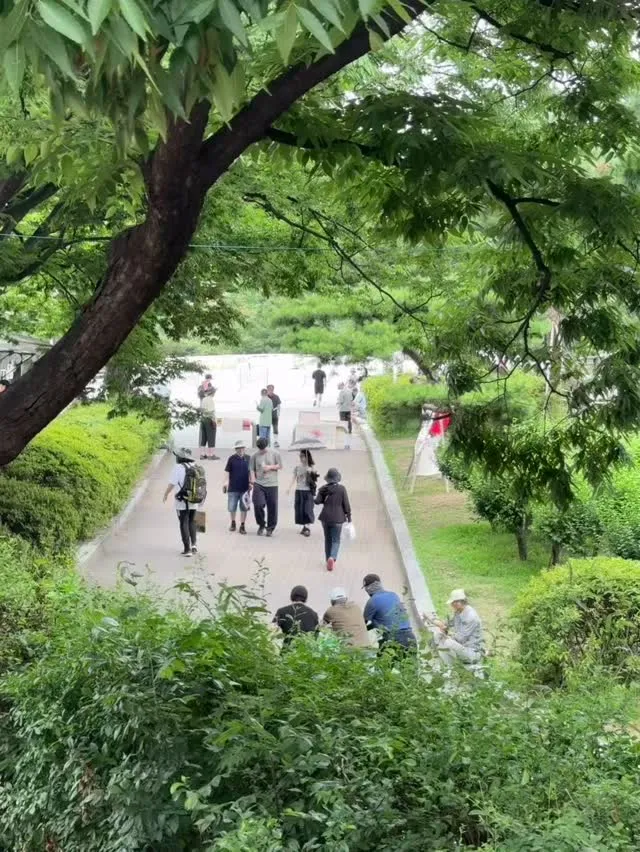 지금 20 30 할거없이 모든 남자 분들이,
사람들이 더위를 먹진않을까 하며

큰 수레에 물들을 옮기고 있고 

어르신 분들도 큰국기를 흔들고
