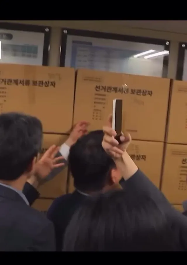 그니까 이렇게 많은데 
투표용지가 없다고한거지??

869곳이 조작한 쌍둥이 득표수란거고??