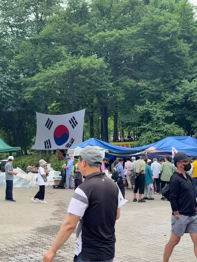목소리를 내시느라 점심시간도 훌쩍 넘긴 어르신들이
허기를 달래기 위해 라면을 드시고 계십니다.

1-2 마지막 한 분만 남아 끝까지 북을 치며
