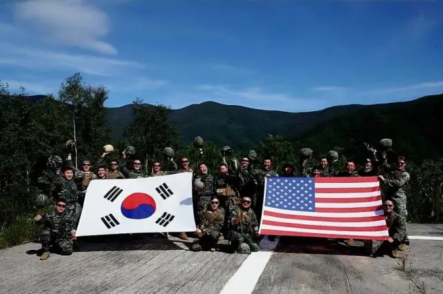 일전에도 같은말을 했었지만
필요한 시점같아 다시 말씀드립니다.

🚨 지식의 저주를 주의하세요.
본인이 본질을 보고있다, 나는 눈을 떴다해서
아