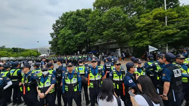 지금 잠실 올공에 경찰들 총출동했네요..아무런 불상사가 없기를..제발 좀 제대로 조사해라.그리고 당장 선관위를 해체해라..이게 나라냐.😡😡�