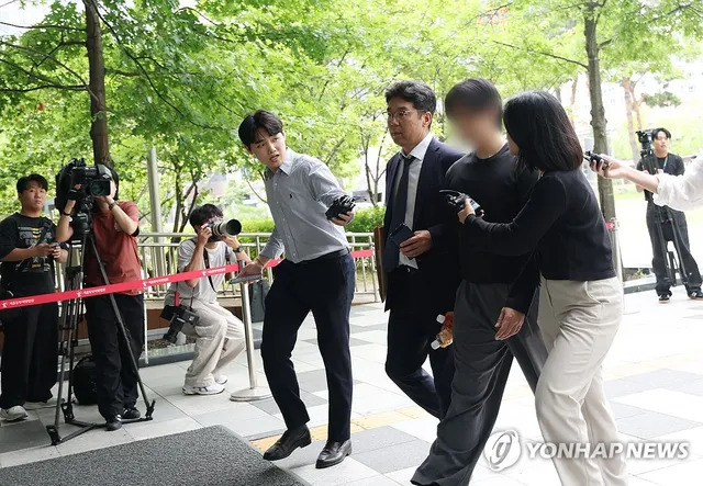 '개표소 시위' 경찰관 폭행 20대 영장실질심사

(서울=연합뉴스) 이지은 기자 = 잠실 개표소 봉쇄 시위 첫날 경찰관을 폭행한 혐의를 받는 2