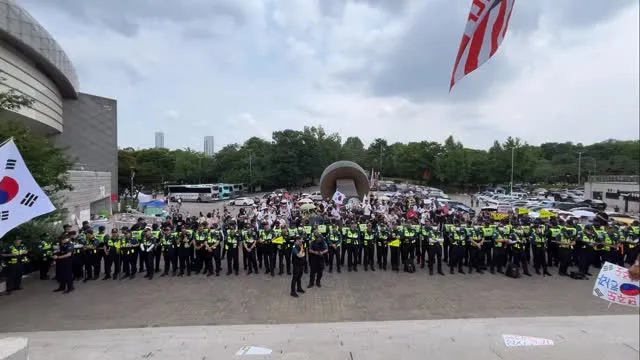 • 실시간 아님 •

나는 내가 이런 나라에 살고 있을 줄 몰랐습니다.
직접 두 눈으로 확인한 모습은 너무 충격적이었습니다.
과연 이게 맞는 걸